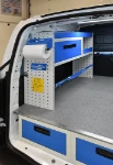 Lado izquierdo con cajonera y equipamiento con cajones y estanterías para Combo