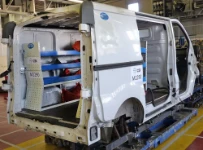 Lado izquierdo de la furgoneta equipamiento Ultra después del crash test