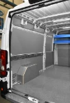 Lado izquierdo del Opel Movano con plataforma, panel, cubre pasarruedas, ganchos y raíl con correas