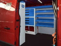 Las estanterías en el NV400 Nissan
