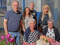 Maria Menon con la consuegra, y los hijos Luca, con Fabiola, y Adamo, con Federica 