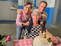 Maria Menon con su hija Bibiana y con Roberto 