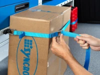 Material en la furgoneta bloqueada con correa contra el equipamiento