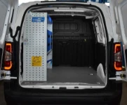 Vista posteriore Allestimento Movano con rivestimenti, accesso e scaffalatura