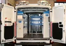 Allestimento officina mobile sul NV250 con morsa, portarotolo e tanica