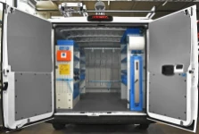 Vista d'insieme dell'allestimento Syncro Ultra nel vano di carico del NV250