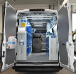 Iveco Daily con compressore-generatore e lavamani, vista posteriore