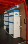 Scaffalatura con divisori e vasca stagna sul lato destro del Movano