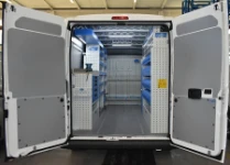 Allestimento officina mobile sul NV250 con morsa, portarotolo e tanica