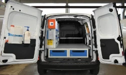 Vista posteriore Allestimento Movano con rivestimenti, accesso e scaffalatura