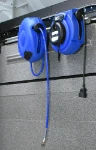 Montaje de recogecables y recogemangueras en la carrocería