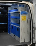 Nissan NV200 equipado en el lado derecho