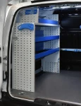 Nissan NV200 equipado en el lado izquierdo con estanterías