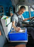 Organizer Syncro fijado al asiento del pasajero y usado como escritorio en la cabina