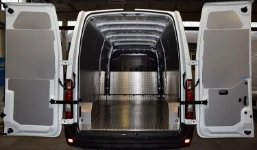 Allestimento officina mobile sul NV250 con morsa, portarotolo e tanica