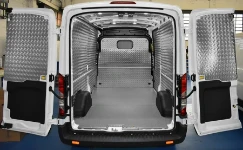 Panelado y revestimiento de mampara de aluminio estriado y plataforma de madera para Transit