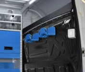 Pasacables en aluminio montados en el separador de la furgoneta