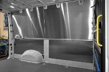 Plataforma marmoleada  y paneles de protección en Crafter