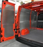 Plataforma marmoleada y paneles de protección en damero en el Renault Master