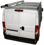 Portaequipajes con portatubos en el techo de la Peugeot Boxer