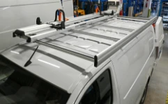 Portaescaleras amortiguado en el techo del Vivaro