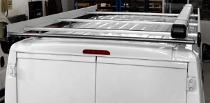 Portaescaleras con portatubos en el techo del Jumper