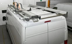 Portaescaleras en el techo del Opel Movano