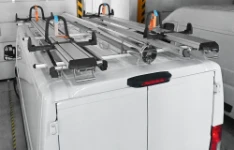 Portaescaleras y portatubos en el techo del Jumper para antenista