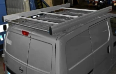 Portapaquetes en el techo del Nissan NV200 de Syncro