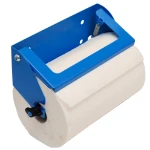Portarrollos de papel con rollo blanco en furgoneta equipada