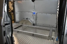 Rampa Syncro System para el transporte de féretros en la furgoneta