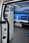 Receptáculo de carga equipado del Partner para termo-hidráulica visto desde la puerta lateral
