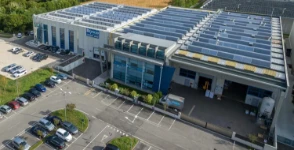 01_Aplicación de módulos fotovoltaicos en el techo del establecimiento de Francom en Cassola (Vicenza) 
