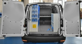 01_Caddy con muebles en las dos paredes laterales