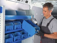 01_Contenedores en plástico, de 36 cm, para furgonetas, introducidos en el bastidor a medida de Syncro