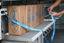 01_Detalle del estante de estantería abatible con carga y correas de bloqueo