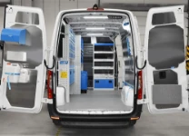 01_Equipamiento para Sprinter L2H2 para instalaciones antiincendio con muebles en la pared izquierda y en el separador de carga.