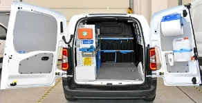 01_Peugeot Partner 2018 L1H1 equipado por Syncro para mantenimiento e instalación de puertas y ventanas en PVC