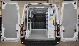 01_Renault Master equipado por Syncro para la venta de futbolines, ping-ball, ping-pong