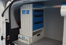 02 Lado izquierdo Doblò con cajones metálicos y repisas, abiertas y con trampilla