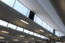 02_ Ventanas en el techo del establecimiento de Francom para aprovechar lo más posible la iluminación natural.