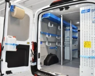 022_Pared izquierda del Transit con barras de sujeción de la carga y sistemas de bloqueo