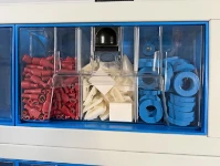 02_Cajón transparente dividido en tres partes idénticas con separadores metálicos