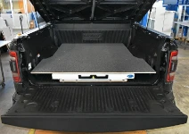 02_La corredera extraíble con superficie en madera marmoleada en Dodge Ram