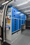 02_Pared izquierda Sprinter 2018 con cajones y estantes abiertos y cerrados Syncro