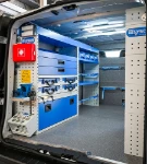 02_Pared izquierda Trafic con porta abrazadera extraíble, cajones, estanterías, contenedores extraíbles