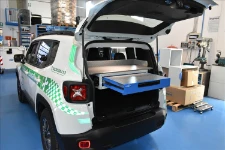 04_Cajón con kit escritorio abierto en Jeep para policía municipal