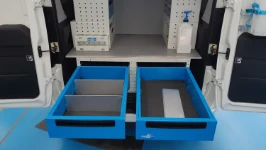 04_Cajón infraplataforma extraído con separadores y alfombrilla antideslizante