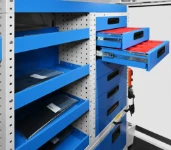 04_Detalle de cajones con contenedores de plástico extraíbles en Ducato