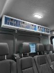 04_Mueble de pared Syncro con contenedores transparentes en la cabina delantera de Transit